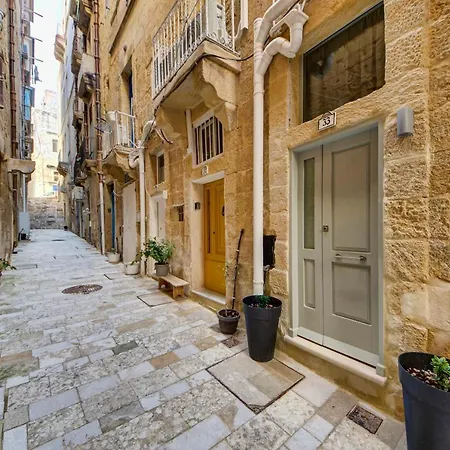 Apartment Sally Port 29 *